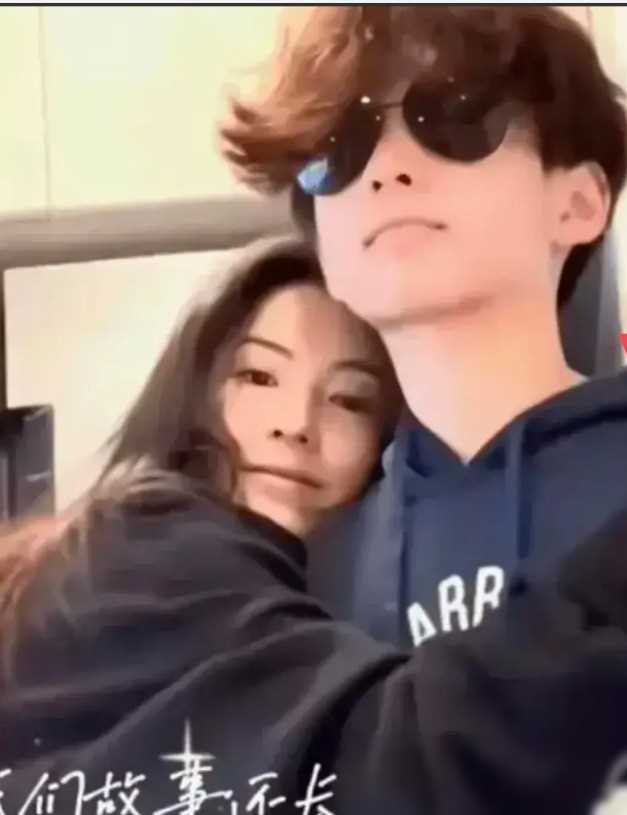 张柏芝大儿子私生活混乱？恋上46岁女教练，一起出行买生活用品